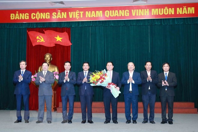 Các lãnh đạo Ban Tuyên giáo Trung ương tặng hoa chúc mừng Bí thư Trung ương Đảng, Trưởng Ban Tuyên giáo Trung ương Nguyễn Trọng Nghĩa. (Ảnh: Phương Hoa/TTXVN)
