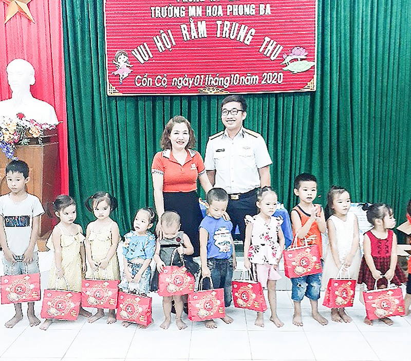 Trạm ra đa 540 tặng quà trung thu cho các cháu Trường Mầm non Hoa Phong Ba - Ảnh: N.S​