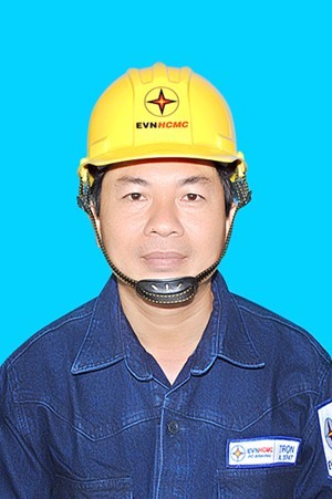 Anh Nguyễn Văn Trọn, công nhân Công ty Điện lực Bình Phú – Tổng Công ty Điện lực TPHCM. Ảnh: VGP