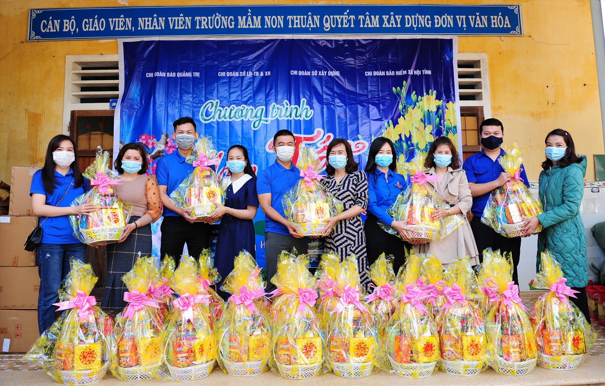 Đại diện các chi đoàn tặng quà cho giáo viên của nhà trường - Ảnh: Trần Tuyền