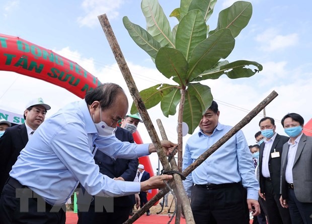 Thủ tướng Nguyễn Xuân Phúc tham gia 'Tết trồng cây' Xuân Tân Sửu năm 2021. (Ảnh: Thống Nhất/TTXVN)
