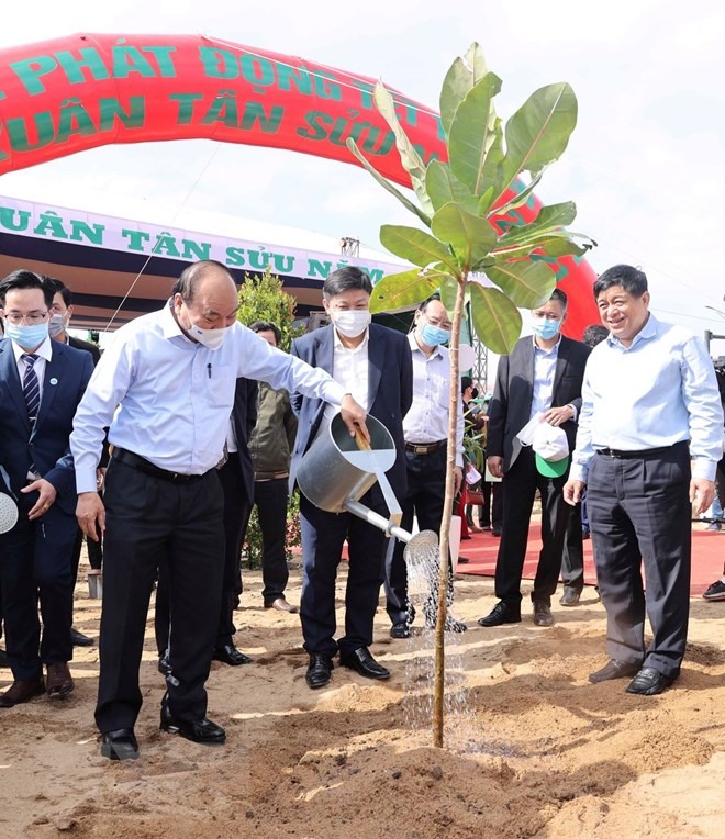 Thủ tướng Nguyễn Xuân Phúc và các đại biểu tham gia 'Tết trồng cây' Xuân Tân Sửu năm 2021. (Ảnh: Thống Nhất/TTXVN)