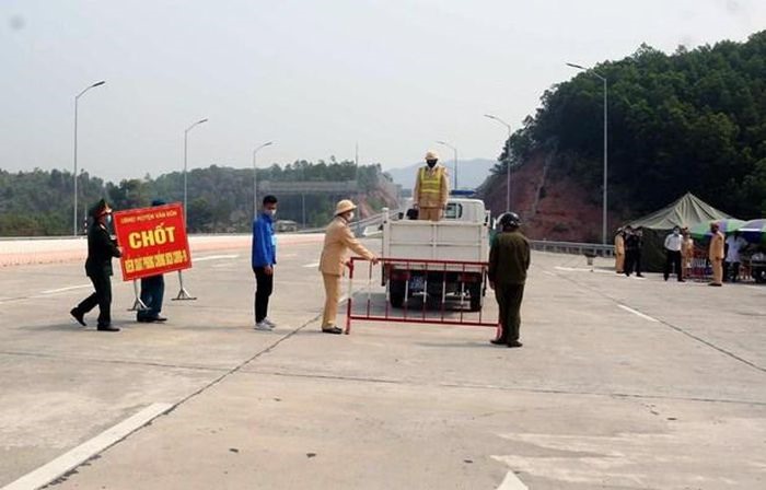 Một chốt chặn kiểm dịch COVID-19 ở một địa phương nhằm hạn chế nguy cơ lây nhiễm ra cộng đồng. (Ảnh: TTXVN phát)