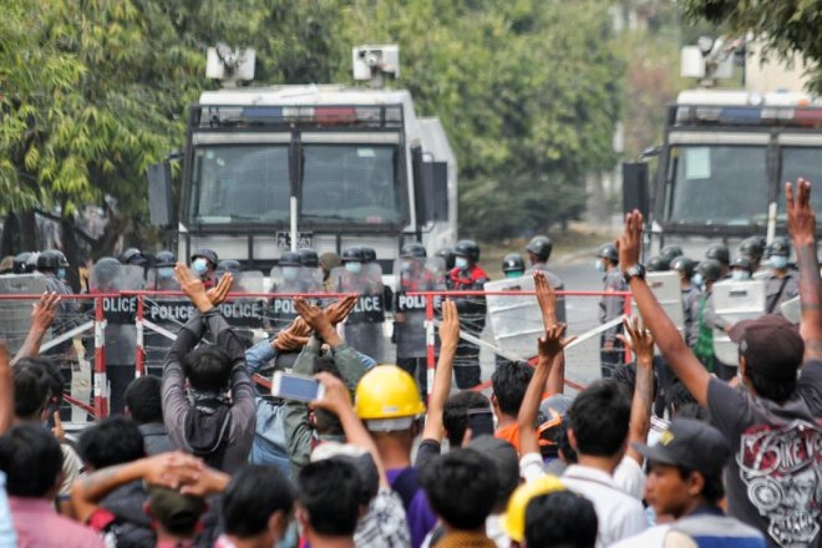 Nhiều người biểu tình phản đối chính biến ở thành phố Mandalay, Myanmar ngày 20/2. Ảnh: Reuters