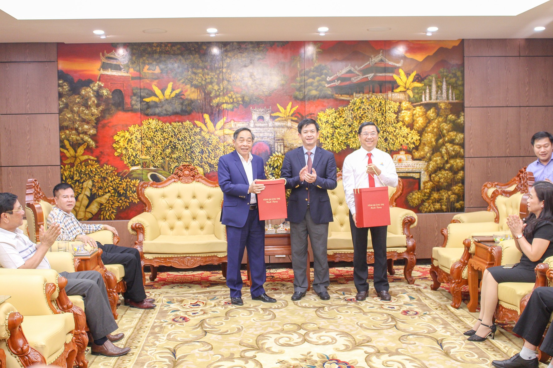Bí thư Tỉnh ủy Lê Quang Tùng tặng quà cho đại diện Hiệp hội Doanh nghiệp tỉnh nhân dịp đầu xuân mới - Ảnh: H.T