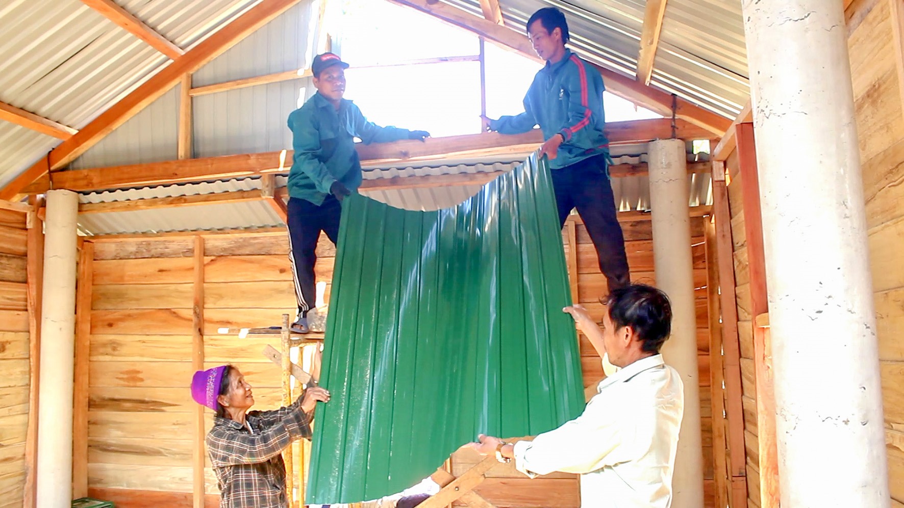 Người dân xã Thuận phấn khởi xây dựng nhà ở sau khi nhận kinh phí hỗ trợ của Ngân hàng Phát triển Châu Á - Ảnh: M.L