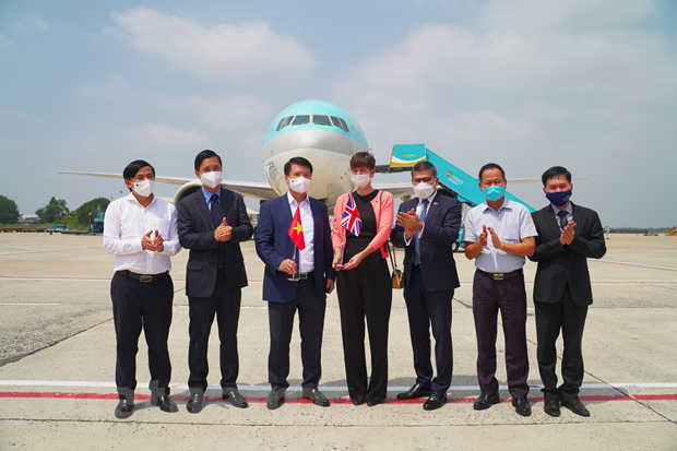 Lãnh đạo Bộ Y tế giám sát ngay khi chuyến bay chở vắcxin đáp xuống sân bay. (Ảnh: PV/Vietnam+)