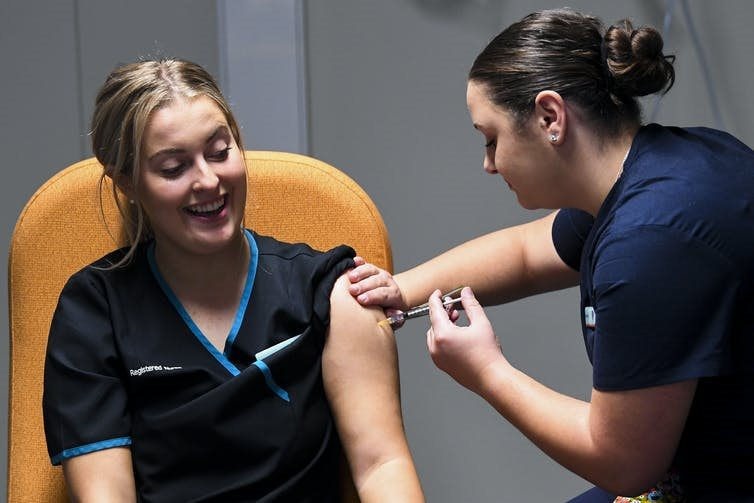 Một y tá ở Canberra được tiêm vaccine COVID-19 Pfizer. Ảnh: AAP
