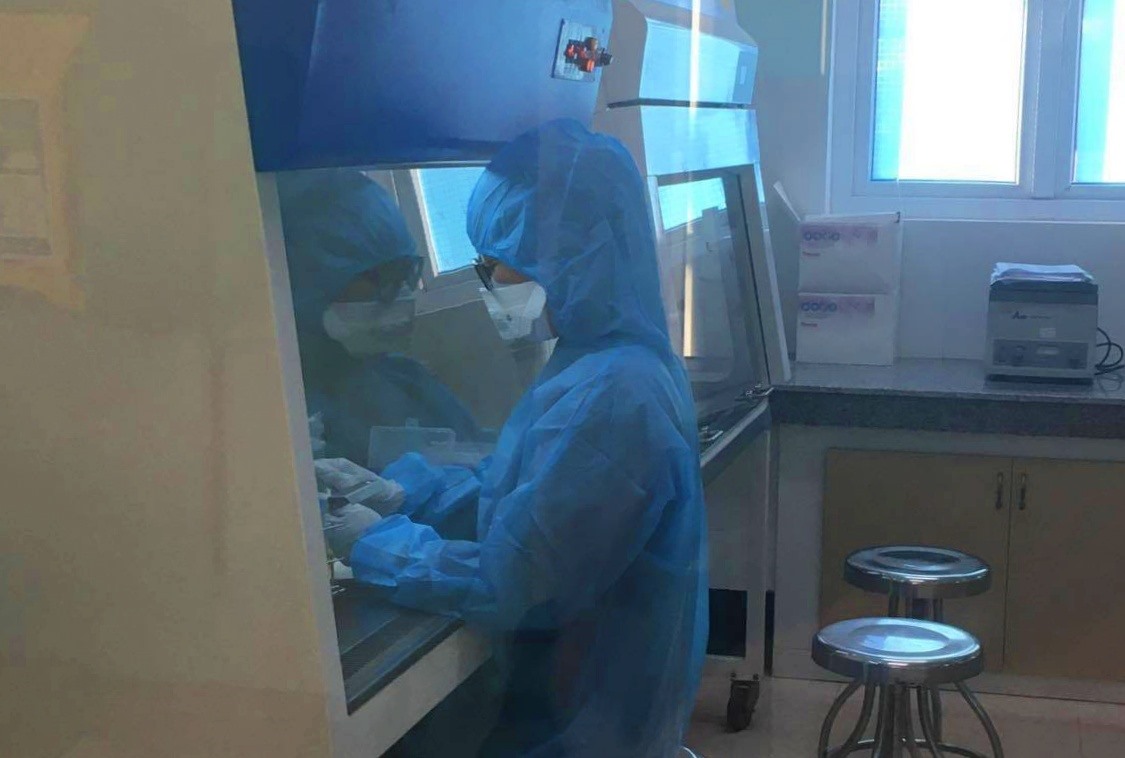Nhân viên y tế ở Trung tâm Kiểm soát Bệnh tật tỉnh kiểm tra các mẫu xét nghiệm SARS-CoV-2 - Ảnh: Q.H