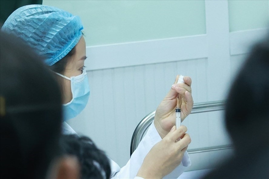 Tiêm thử nghiệm vaccine COVID-19 tại Việt Nam. Ảnh: Hải Nguyễn