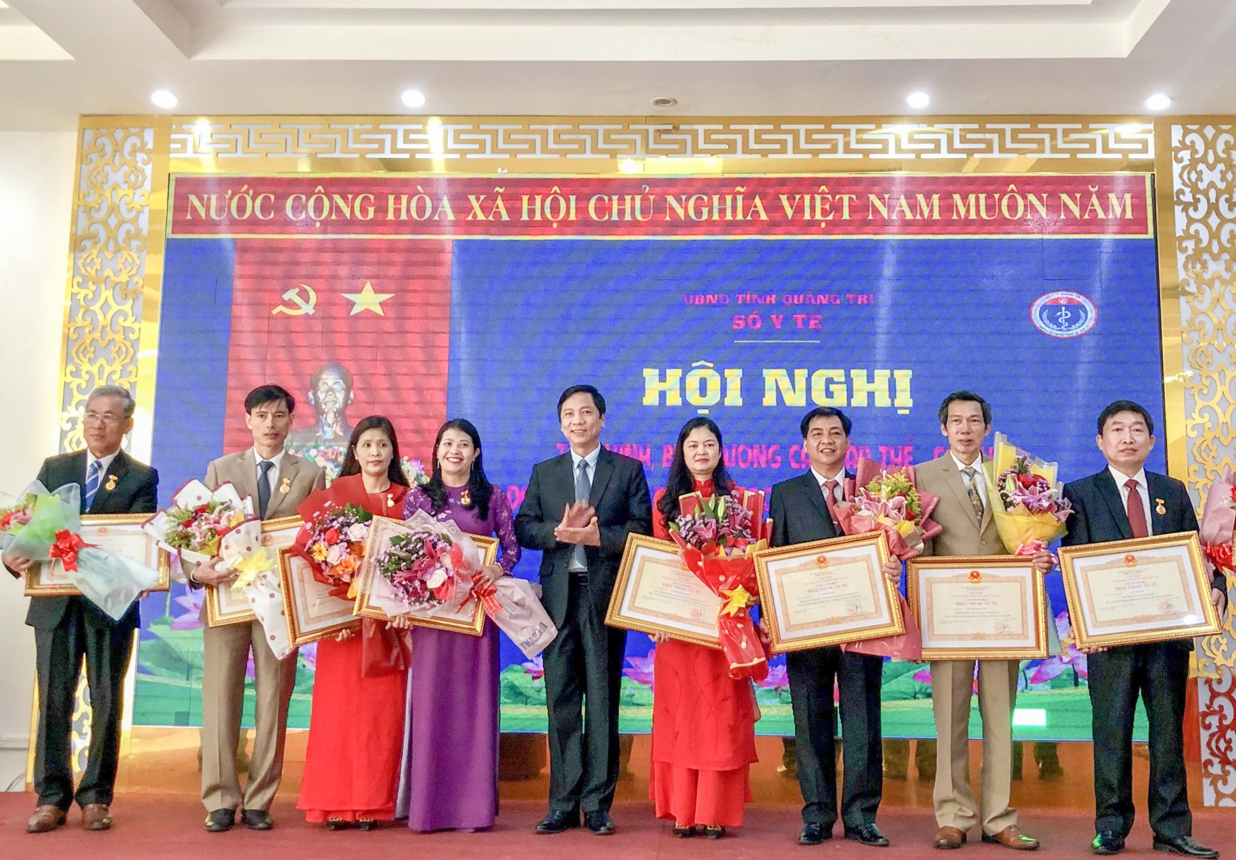Phó Chủ tịch UBND tỉnh Hoàng Nam trao danh hiệu Thầy thuốc Ưu tú cho các cá nhân-Ảnh: Thái Dương