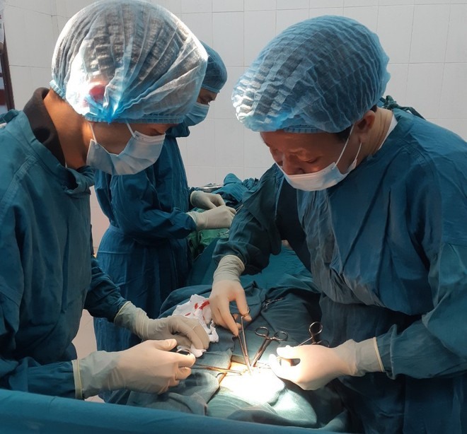 Tiến sĩ, bác sỹ Phan Khánh Việt (bên phải) phẫu thuật cấp cứu người bệnh viêm ruột thừa ở đảo Cồn Cỏ (Nguồn: NVCC)