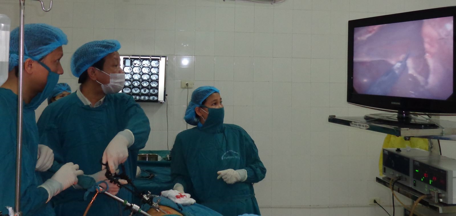 Bác sỹ Phan Khánh Việt (giữa) tiến hành phẫu thuật nội soi ở Bệnh viện Đa khoa tỉnh Quảng Trị (Nguồn: NVCC)