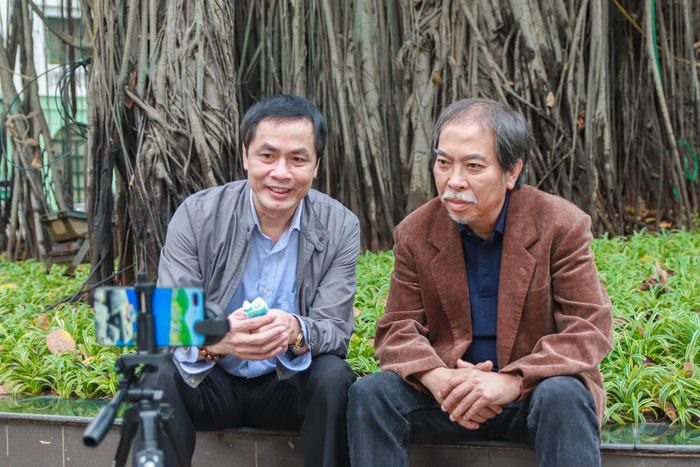 Nhà thơ Nguyễn Quang Thiều - Chủ tịch Hội Nhà văn Việt Nam (áo nâu) và Nhà thơ Hữu Việt.
