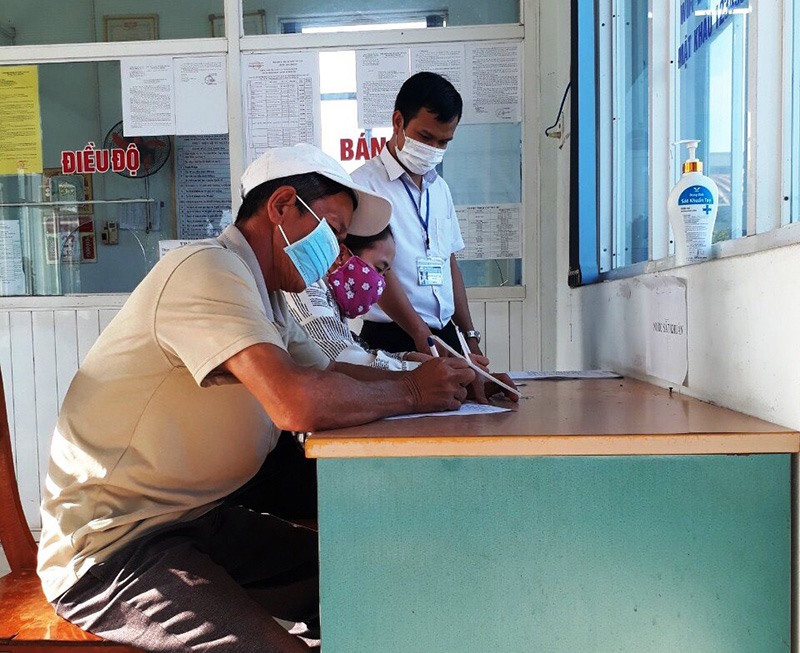 Nhân viên Bến xe khách Đông Hà hướng dẫn hành khách khai báo y tế - Ảnh: M.L​