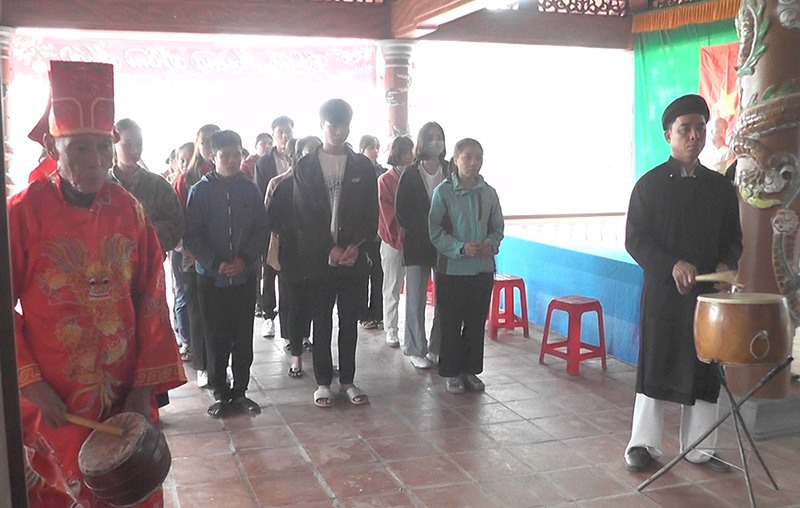 Con cháu làng Nại Cửu tề tựu dâng hương cầu nguyện, bày tỏ lòng thành kính trước bàn thờ tổ tiên tại đình làng - Ảnh: N.T​