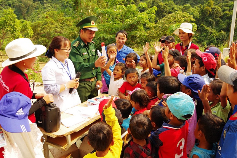 Nữ điều dưỡng Nguyễn Thị Thu Hoài (áo trắng) trong một chuyến thiện nguyện ở miền núi -Ảnh: Đ.V​