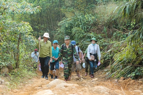 Đoàn công tác trên đường đi khảo sát thác Ba Vòi