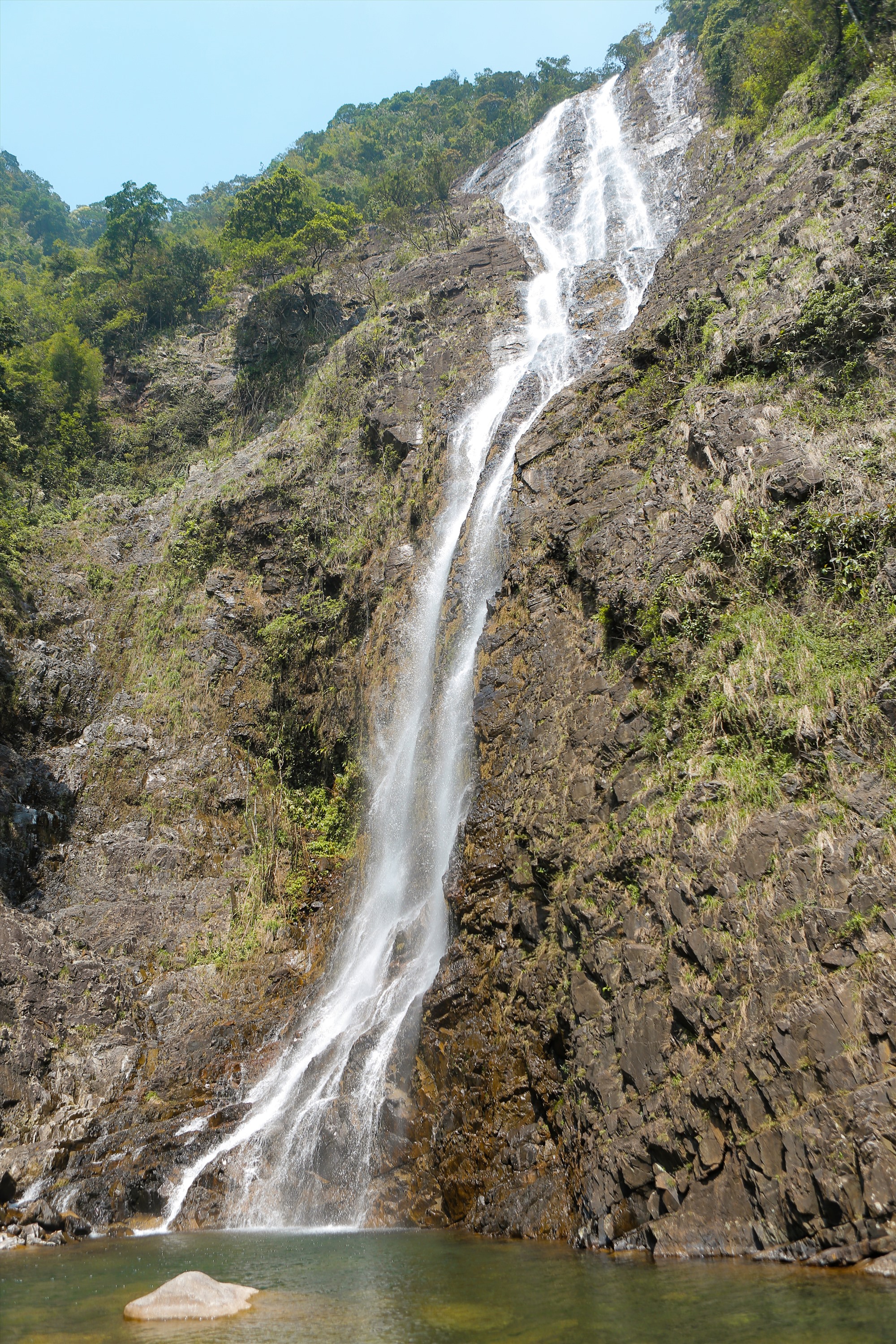 Toàn cảnh tầng 3 thác Ba Vòi với độ cao dòng nước hơn hàng chục mét