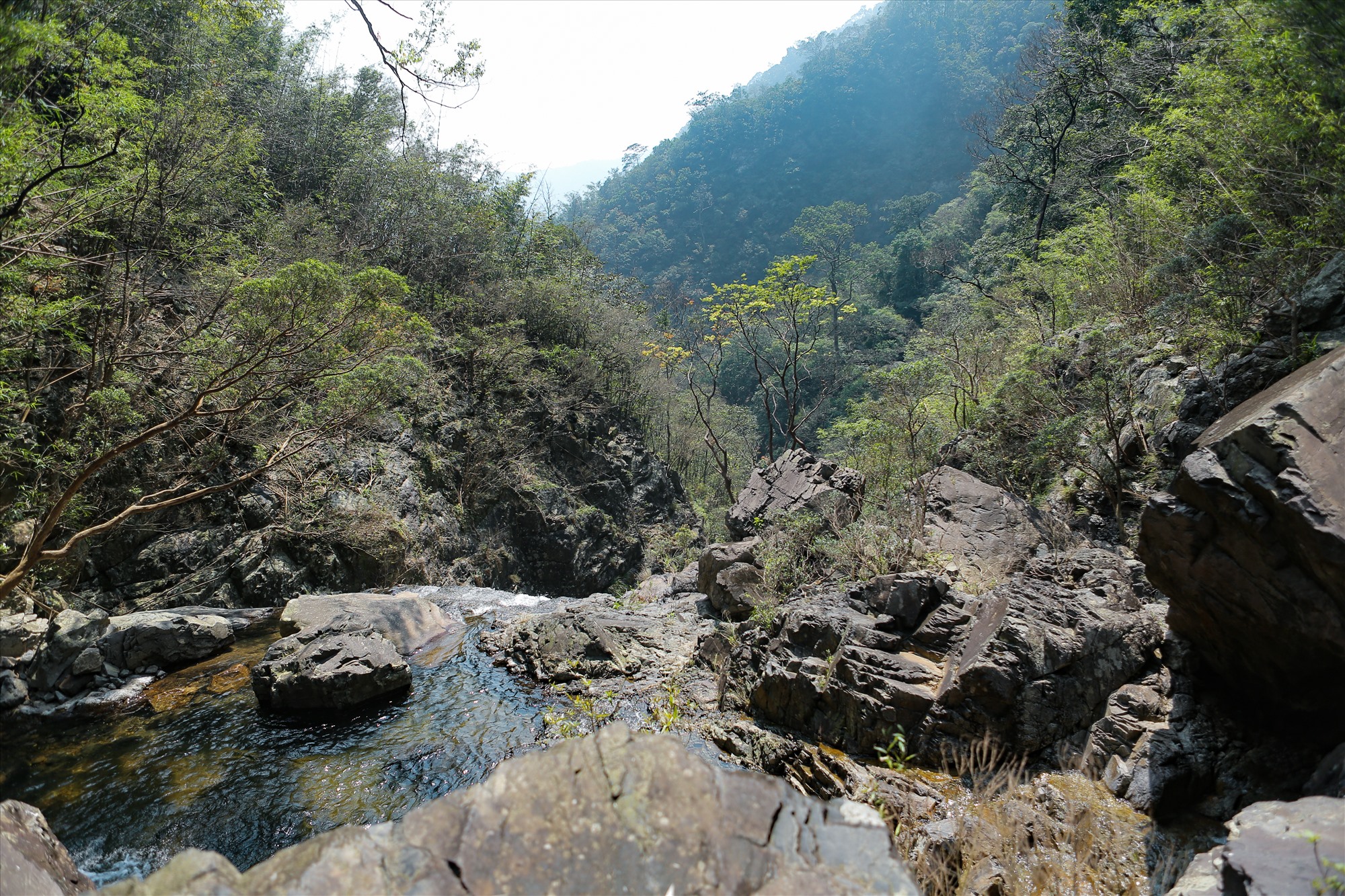 Từ chân tầng 3 thác Ba Vòi nhìn xuống là núi rừng trùng điệp xanh mát