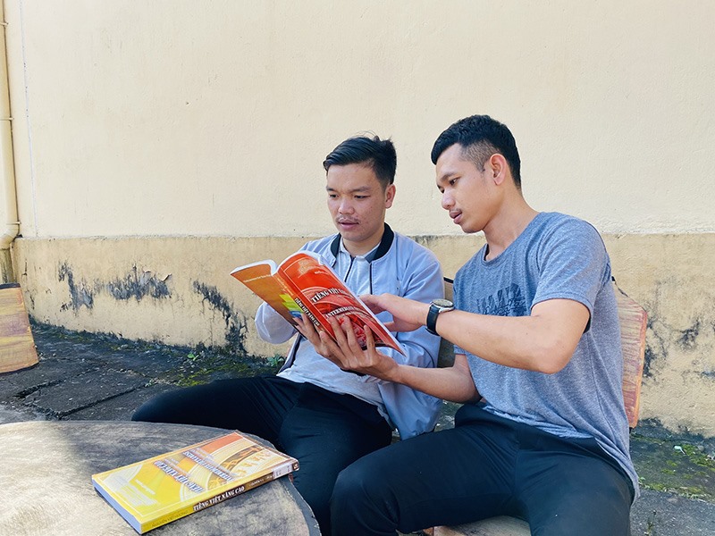 Sinh viên Lào trao đổi với nhau phương pháp học tiếng Việt hiệu quả - Ảnh: T.P​
