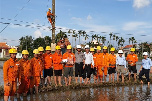 Lãnh đạo Công ty Điện lực Quảng Trị thăm, tặng quà động viên người lao động tham gia hỗ trợ khắc phục lưới điện bị thiệt hại do bão số 9 năm 2020 tại Quảng Ngãi. Ảnh: Minh Thành