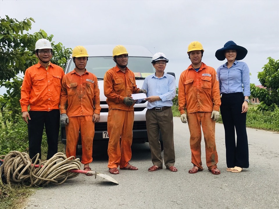 Lãnh đạo và Công đoàn Công ty Điện lực Quảng Trị thăm, tặng quà động viên người lao động tham gia hỗ trợ khắc phục lưới điện bị thiệt hại do bão số 5 năm 2020 tại Thừa Thiên - Huế.