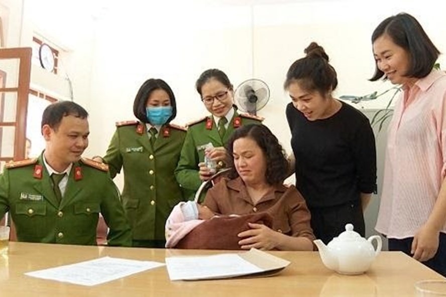 Lực lượng công an đã giải cứu trẻ sơ sinh bị Lâm Tố Quyên định mang sang Trung Quốc bán. Ảnh: CACC.