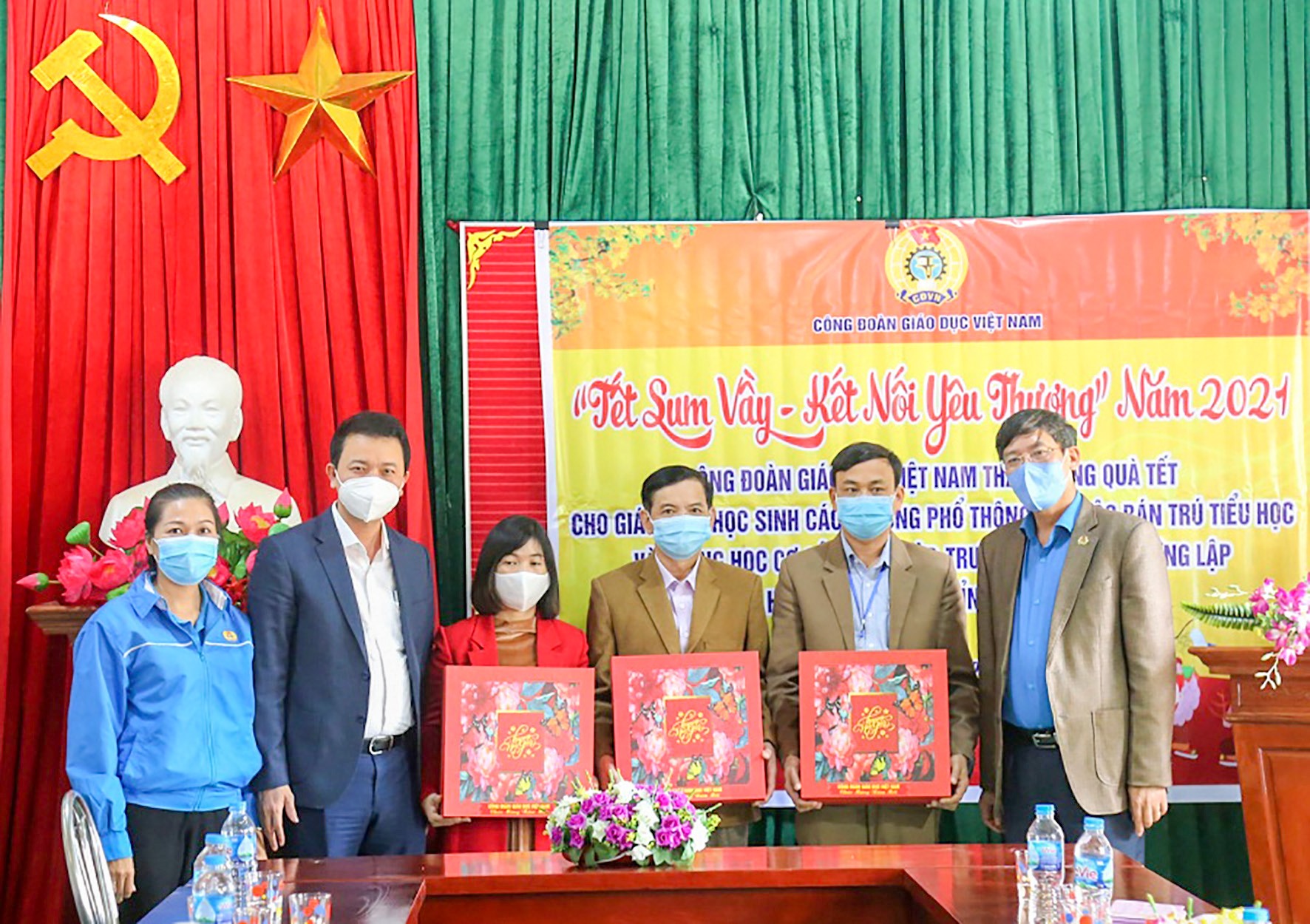 Trao quà tết cho cán bộ, giáo viên các đơn vị trường học trên địa bàn huyện Hướng Hóa -Ảnh: Hoàng Tuân
