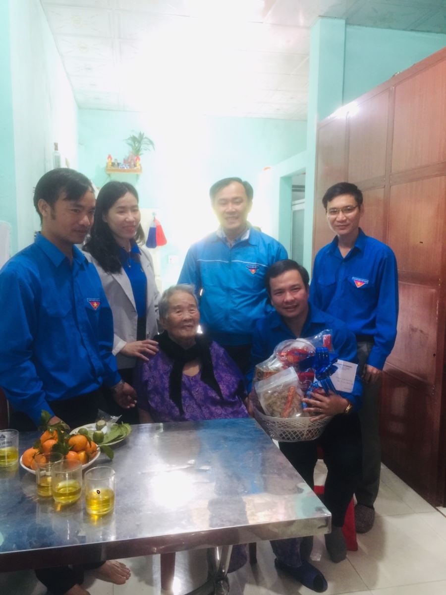 Đại diện đoàn thanh niên trao quà cho mẹ VNAH Trần Thị Loan