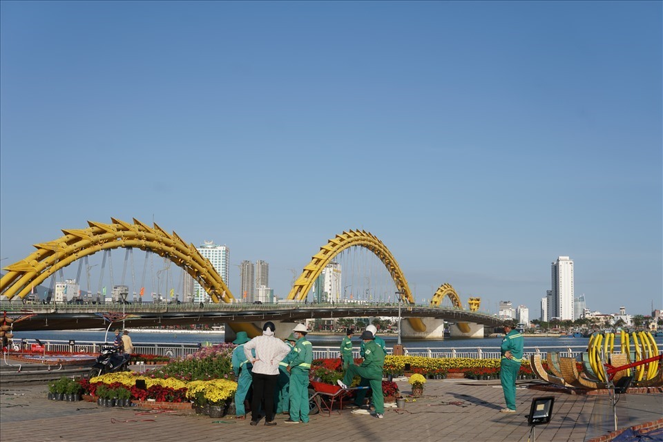 Khu vực trang trí đường hoa Tết tại bờ Tây cầu Rồng Đà Nẵng Ảnh: LH
