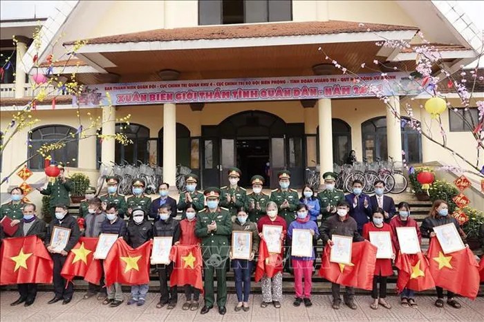 Trao tặng 300 lá cờ Tổ quốc, 300 bức ảnh chân dung Chủ tịch Hồ Chí Minh cho đồng bào Pa Cô - Vân Kiều.