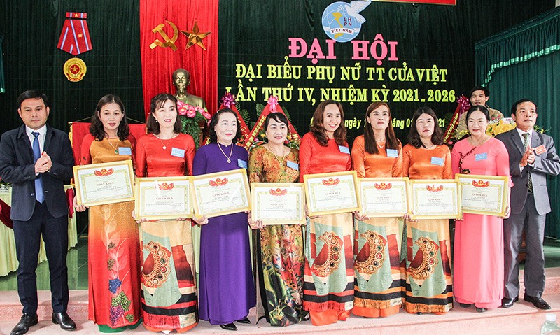 Lãnh đạo thị trấn Cửa Việt tặng giấy khen cho các cá nhân có thành tích xuất sắc trong phong trào hoạt động, xây dựng Hội LHPN thị trấn Cửa Việt - Ảnh: D.C​