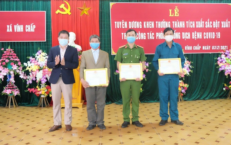 Đ/c Nguyễn Thiên Tùng - Phó Chủ tịch UBND huyện trao giấy khen cho Công an, Ban CHQS xã Vĩnh Chấp và cán bộ và nhân dân thôn Lai Bình.