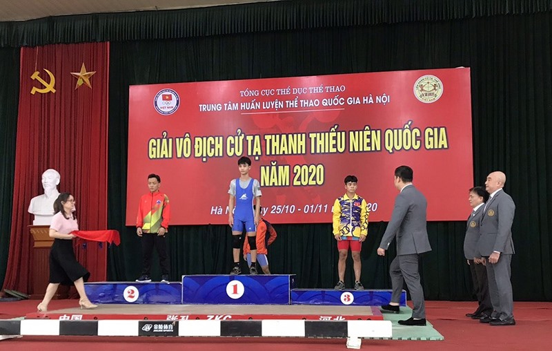 VĐV Hồ Văn Dinh giành Huy chương vàng tại Giải vô địch Cử tạ thanh thiếu niên quốc gia năm 2020 -Ảnh: NVCC​