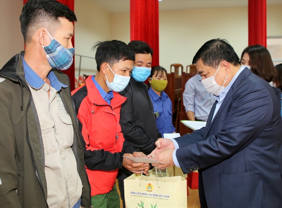 Bộ trưởng Nguyễn Chí Dũng trao quà cho người lao động tại tỉnh Quảng Trị. Ảnh: Hưng Thơ.