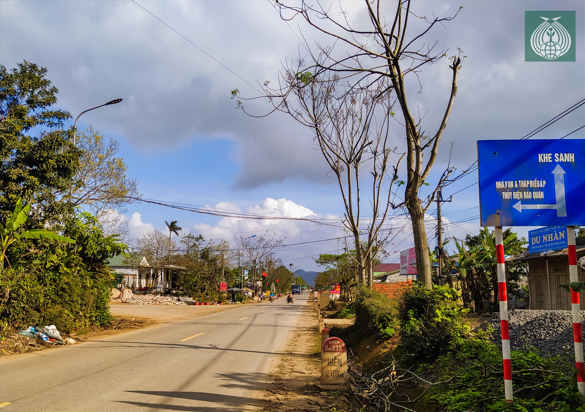 Đường dẫn vào “Rừng hoa Tà Cơn” giao nhau với đường Hồ Chí Minh tại Km2,5.