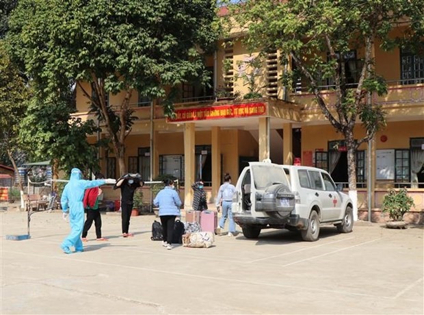 Huyện Mường Ảng, Điện Biên đưa các trường hợp cách ly đến khu cách ly tập trung. (Ảnh: Xuân Tiến/TTXVN)