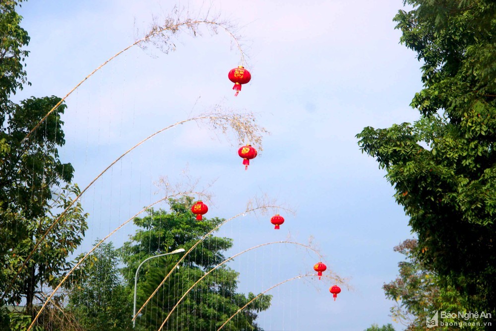 Những chiếc đèn lồng gắn lên các cây nêu Tết tại thị trấn Kim Sơn, huyện Quế Phong. Ảnh tư liệu: Quang An