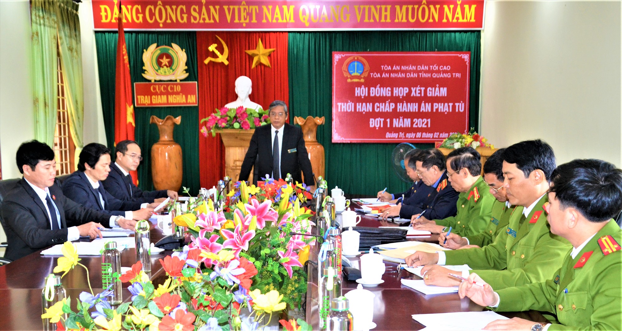 Chánh án TAND tỉnh, Chủ tịch Hội đồng xét giảm thời hạn chấp hành án phạt tù tỉnh Lê Hồng Quang đưa ra kết luận của hội đồng về giảm án - Ảnh: A.P