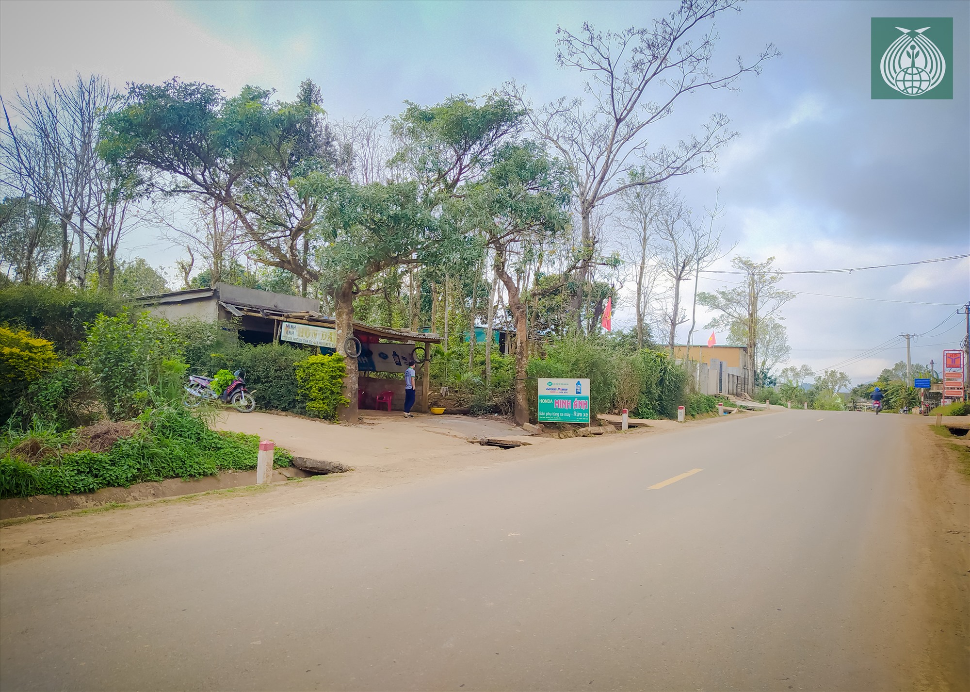 Đoạn đường bê tông nhỏ dẫn vào “Vườn hoa Chân Trời” giao nhau với đường Hồ Chí Minh tại Km4.