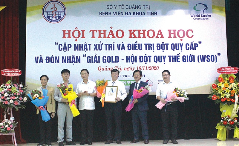 Phó Chủ tịch UBND tỉnh Hoàng Nam tặng hoa chúc mừng Bệnh viện Đa khoa tỉnh nhận được Giải Vàng danh giá của WSO - Ảnh: L.T​
