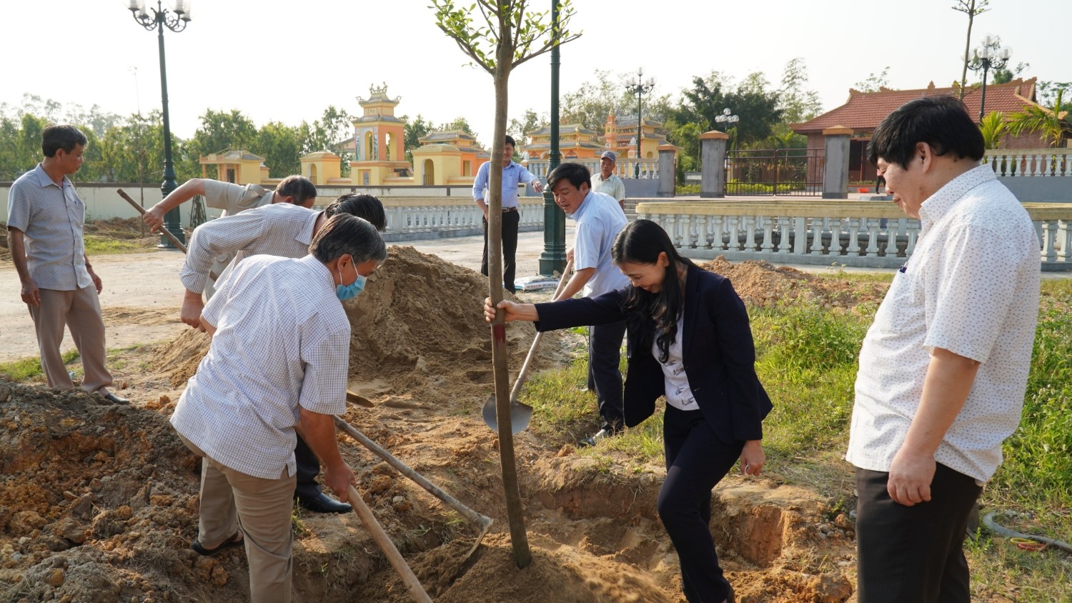 Lãnh đạo huyện Cam Lộ và Hội VHNT tỉnh trồng cây tại khuôn viên Nhà lưu niệm Nhà thơ Chế Lan Viên