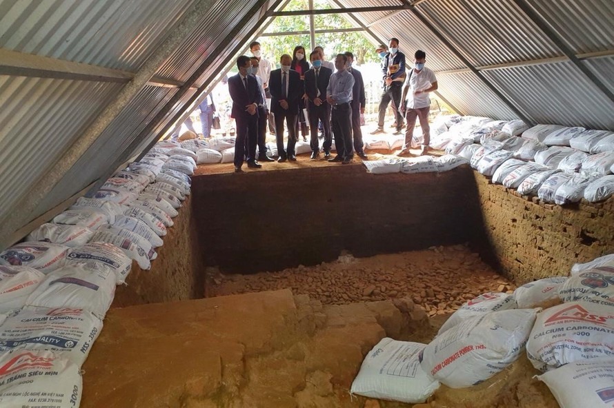 Các dấu tích được khai quật thấy ở di chỉ Khảo cổ Chăm Phong Lệ.
