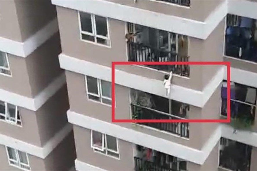 Một bé gái rơi từ tầng 12A của tòa chung cư Hà Nội xuống đất, rất may mắn cháu được một nam thanh niên gần đó lao đến đỡ được.