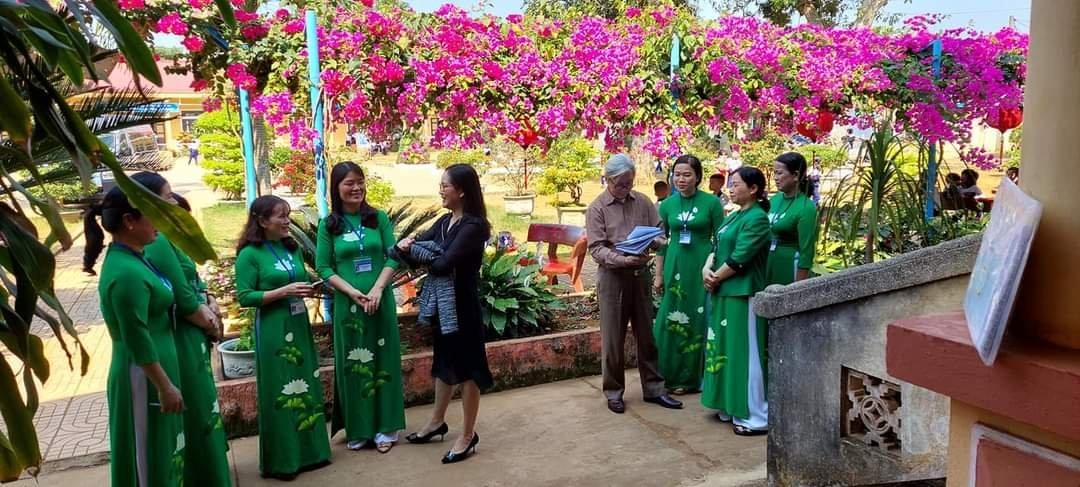 Thầy giáo Nguyễn Văn Thảo Nguyên - Phó trưởng phòng Tổ chức cán bộ- Chính trị tư tưởng cùng đội ngũ nhà giáo Trường Tiểu học Tân Lập