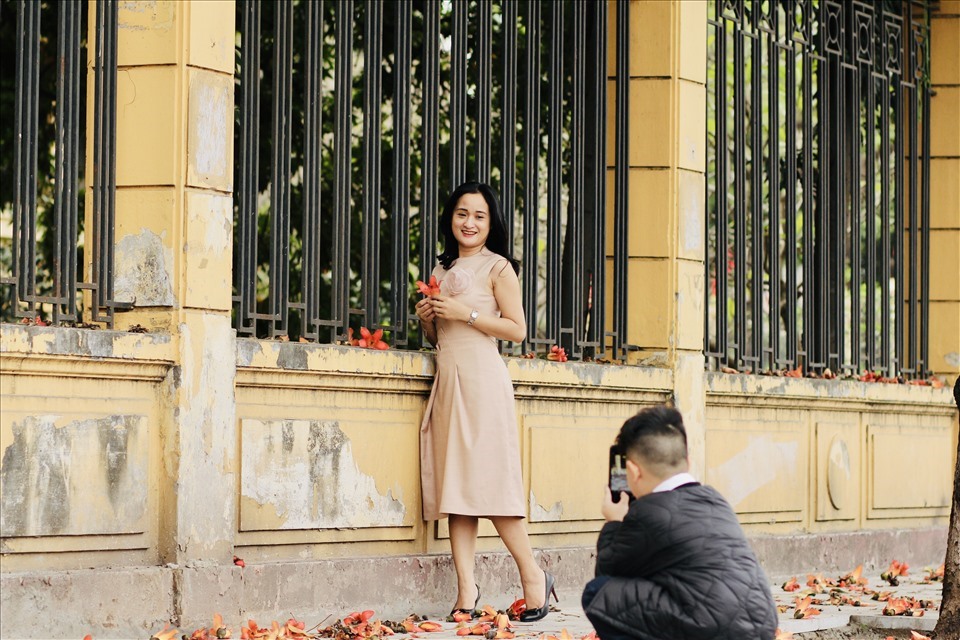 Chị Trần Thu Trang (37 tuổi, ở Hoàng Mai, Hà Nội) chia sẻ: “Ngày nào đón con đi học về qua con đường Trần Khánh Dư cũng nhìn ngắm cây hoa gạo. Hôm nay thấy vắng người mới bảo con vào chụp cho mẹ mấy cái ảnh để đăng Facebook”.