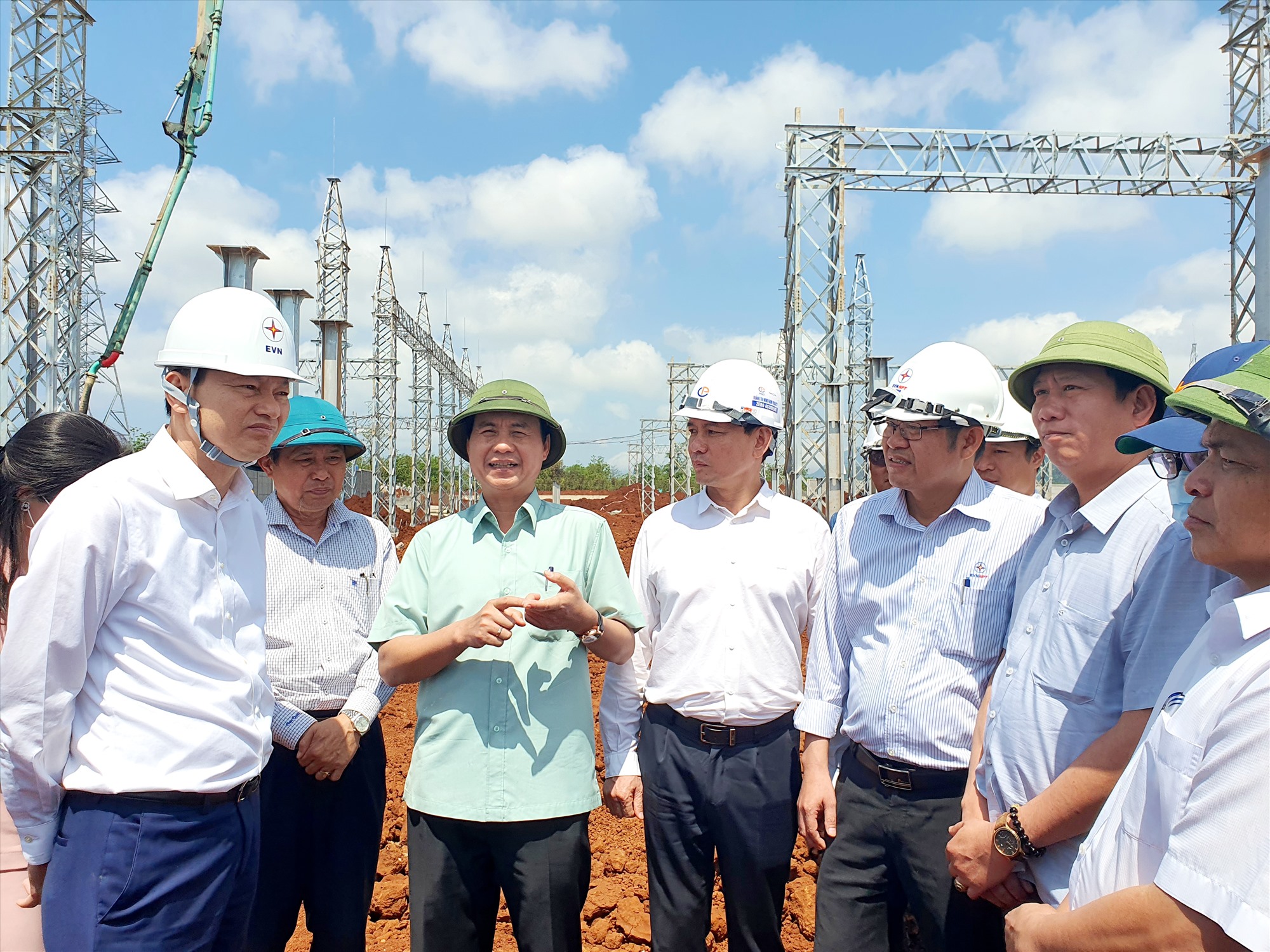 Đoàn công tác kiểm tra tiến độ thi công tại Trạm biến áp 220 kV Lao Bảo - Ảnh: T.T