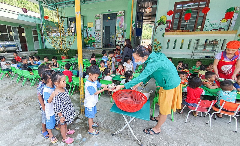 Nhân viên cấp dưỡng tổ chức bữa ăn trưa cho trẻ tại Trường Mầm non số 1 Đakrông, huyện Đakrông- Ảnh: T.L​