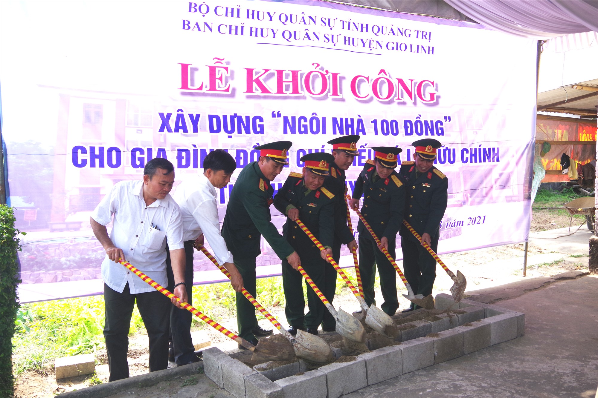 Lễ khởi công xây dựng nhà ở cho Thiếu tá Lê Hữu Chính, Trợ lý Chính trị Ban Chỉ huy Quân sự huyện Gio Linh - Ảnh: Xuân Diện